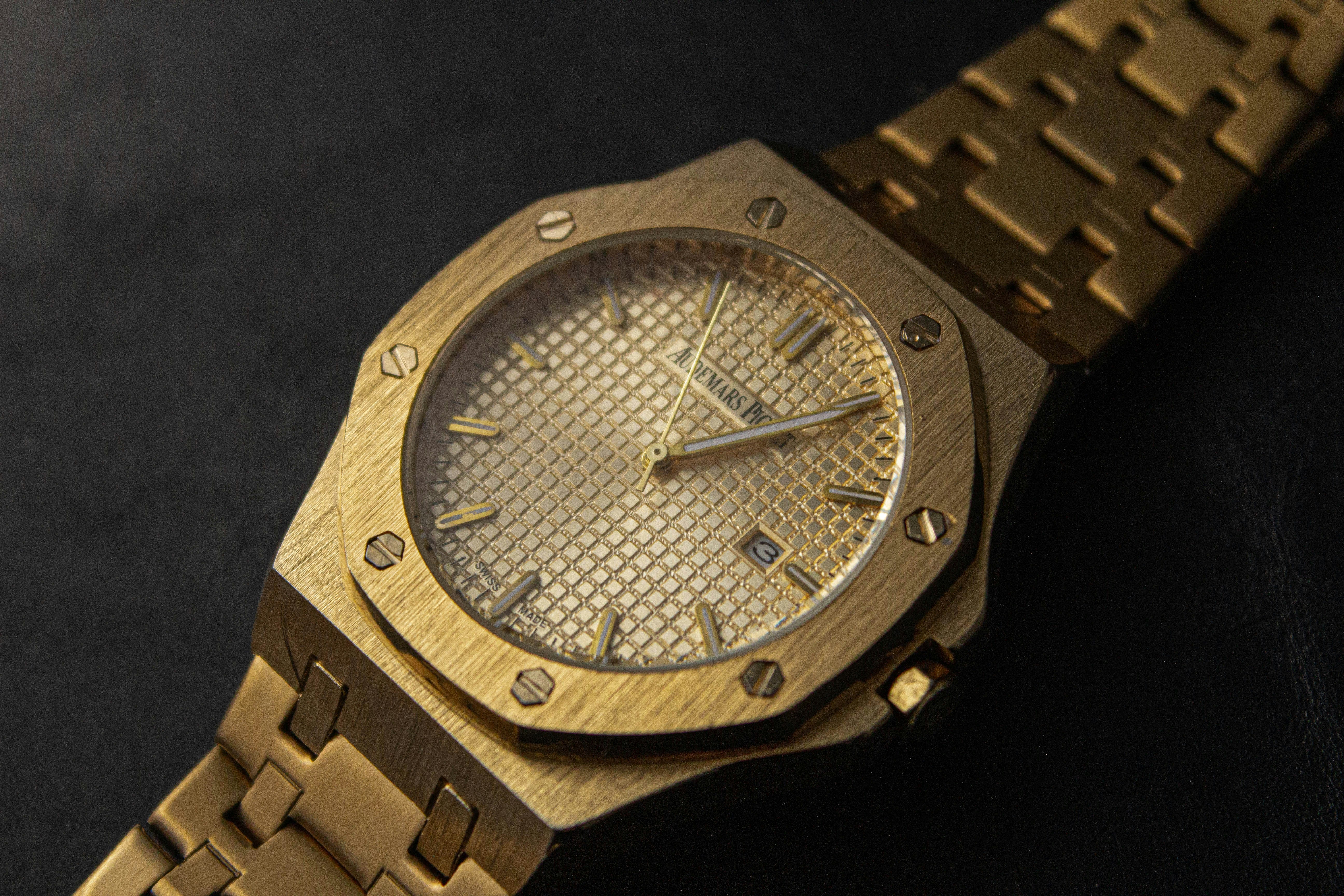 Decoding the Luxury Watch Market: Exploring Size, Trends, and Top Brands